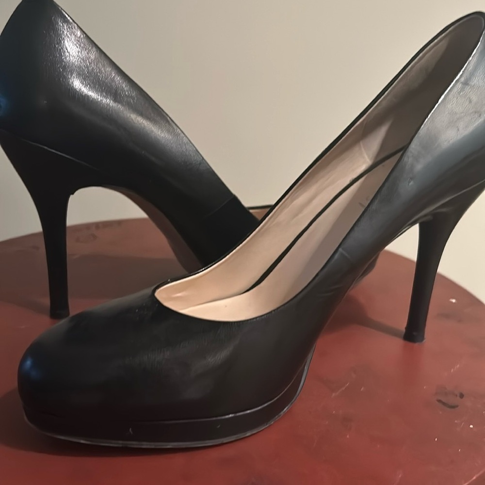 Ladies black heels with  platform .Worn once.
Excellent condition
Leather